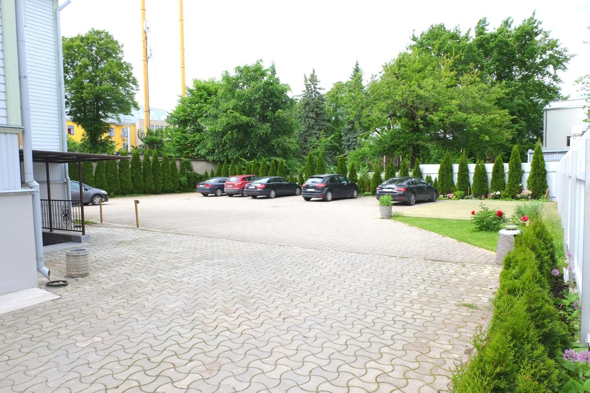 K8 Free Parking *
